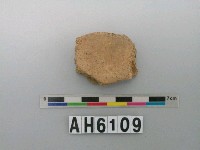 藏品(淺褐色夾砂陶片)的圖片